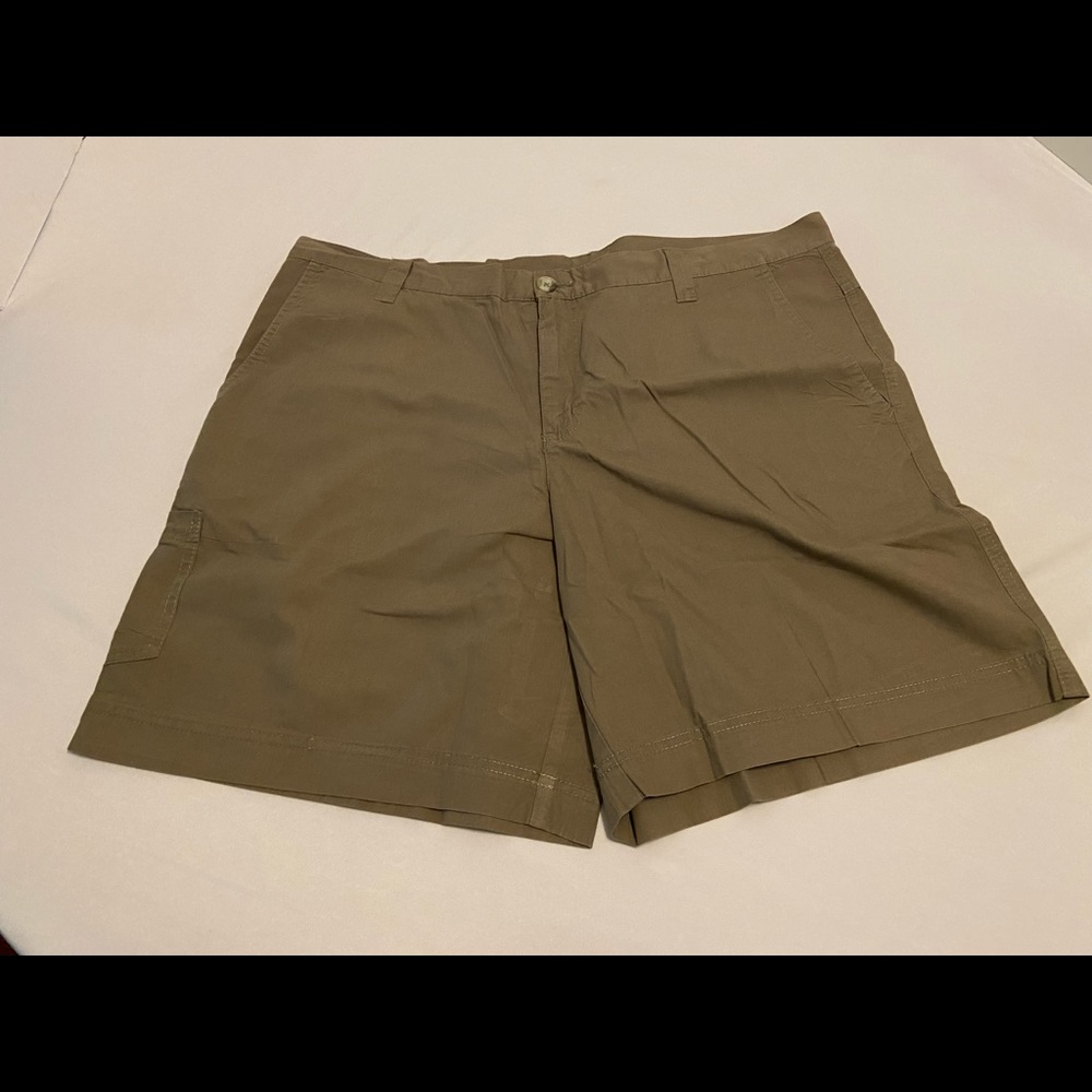 Men’s COLUMBIA Dark Khaki Shorts, Size 40